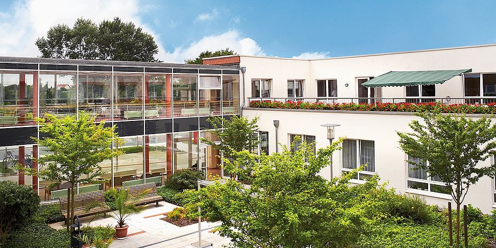 Der Garten im betreuten Wohnen vom Pflegeheim Grimmen lädt zum Spazieren ein