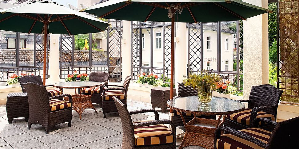 Eine geschuetzte Terrasse fuer Menschen mit Demenz im Seniorenheim Wiesbaden
