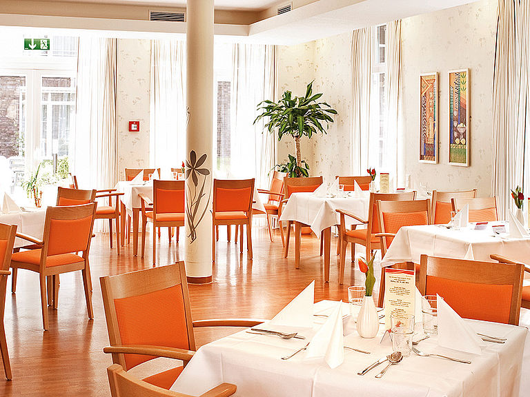 Das einladende und stilvolle Restaurant im Pflegeheim Buchholz