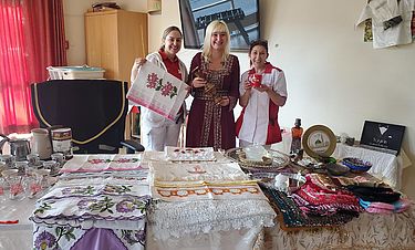 Mitarbeiterinnen zeigen die mitgebrachten Gegenstände der türkischen Kultur. 
