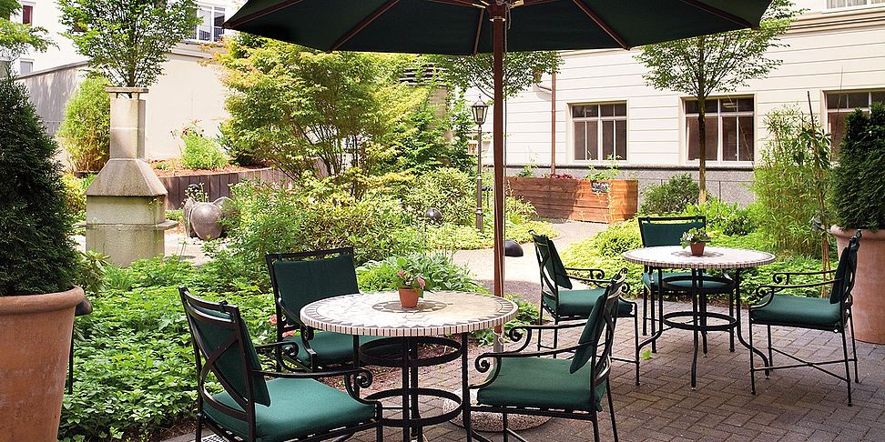 Die einladende Terrasse im Seniorenheim Oberursel
