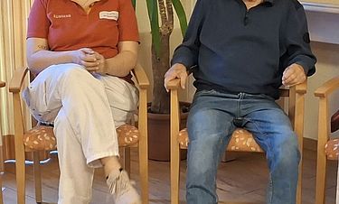 Betreuerin Anna-Lena Greiten mit Bewohner Peter Wasielewski während des Märchen Erzählens. 