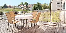 Kaffee und Kuchen auf der Terrasse im betreuten Wohnen in Vaihingen.