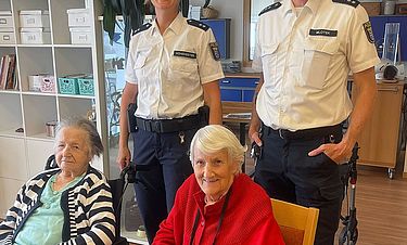 Polizeioberkommissarin Silke Hohenester und Polizeioberkommissar Thorsten Mlotek erläuterten den Senioren in der Präventionssprechstunde im Kursana Domizil wie Trickbetrüger vorgehen.