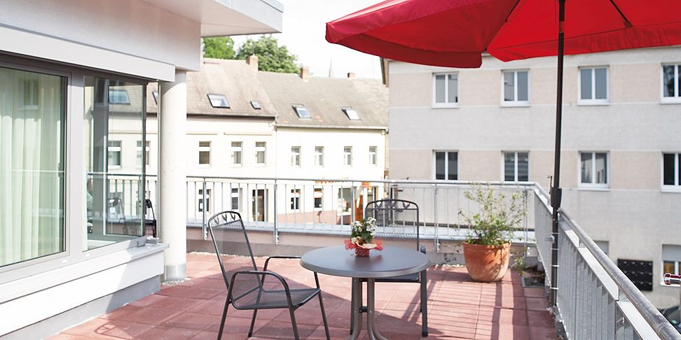 Im Pflegeheim Merseburg kann man auf der Terrasse die Seele baumeln lassen