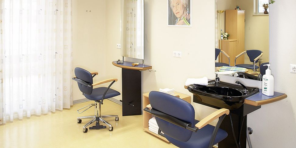 Das Pflegeheim Nuertingen verfuegt über einen eigenen Friseursalon