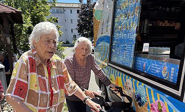 Wenn der Eiswagen in der Schöneweibergasse vor dem Kursana Domizil hält, ist der Andrang groß. Die Senioren freuen sich über die Erfrischung.
