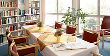 Umfangreiche Auswahl in der Bibliothek im Pflegeheim Berlin - Landsberger Tor