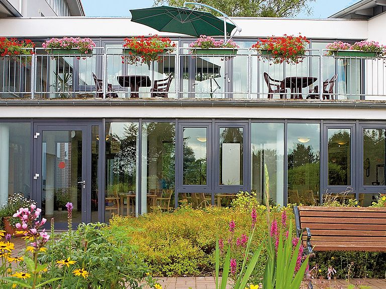 Die einladende Terrasse im Altenheim Rastow, Haus Achterfeld