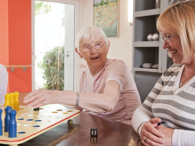 Unterhaltsame Gesellschaftsspiele im Kursana Pflegeheim