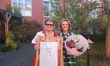 Nicole Höfling (links) erhält von Domizilsdirektorin Edita Citak eine Urkunde.