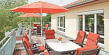 Frische Luft schnappen auf der Terrasse im Pflegeheim Aurich