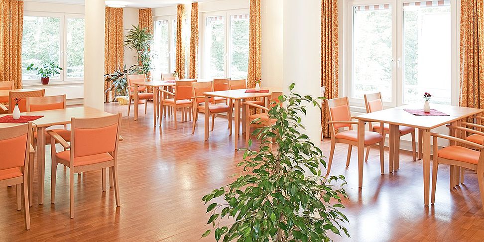 Eine gemuetliche Atmosphaere im Tagesraum des Pflegeheims Buchholz
