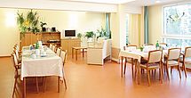 Im Tagesraum des Pflegeheims Berlin Marzahn treffen sich die Bewohner