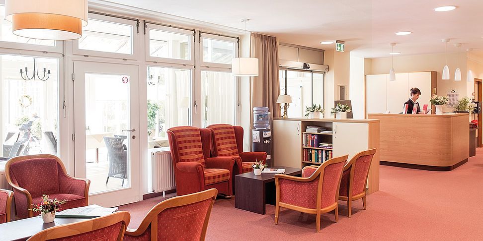 Ein lebendiges Foyer im betreuten Wohnen Wedel