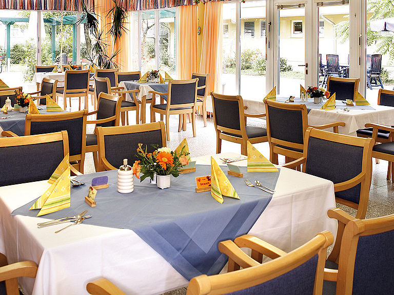 Das einladende und stilvolle Restaurant im Pflegeheim Eisenhuettenstadt
