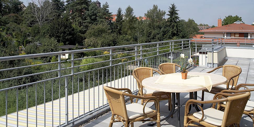 Kaffee und Kuchen auf der Terrasse im betreuten Wohnen in Potsdam
