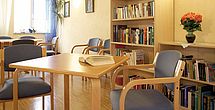 Ein gutes Buch aus der Bibliothek des Pflegeheims Weiden findet man immer.