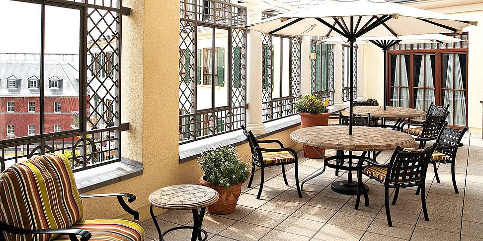 Die sonnige Terrasse im geschuetzten Demenzbereich im betreuten Wohnen Koenigstein