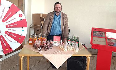 Frühlingsmarkt im Theodor-Keßler-Haus: Die Gäste der Tagespflege hatten mit ihrem Leiter Tobias Bäumer Likör gemacht. 