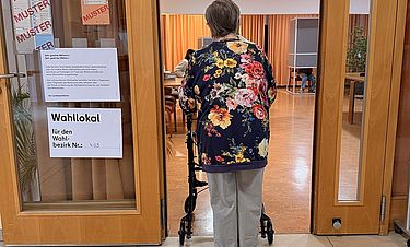 Bewohnerin Ilse Kretschmer nutzt die Gelegenheit, in der Einrichtung wählen zu können