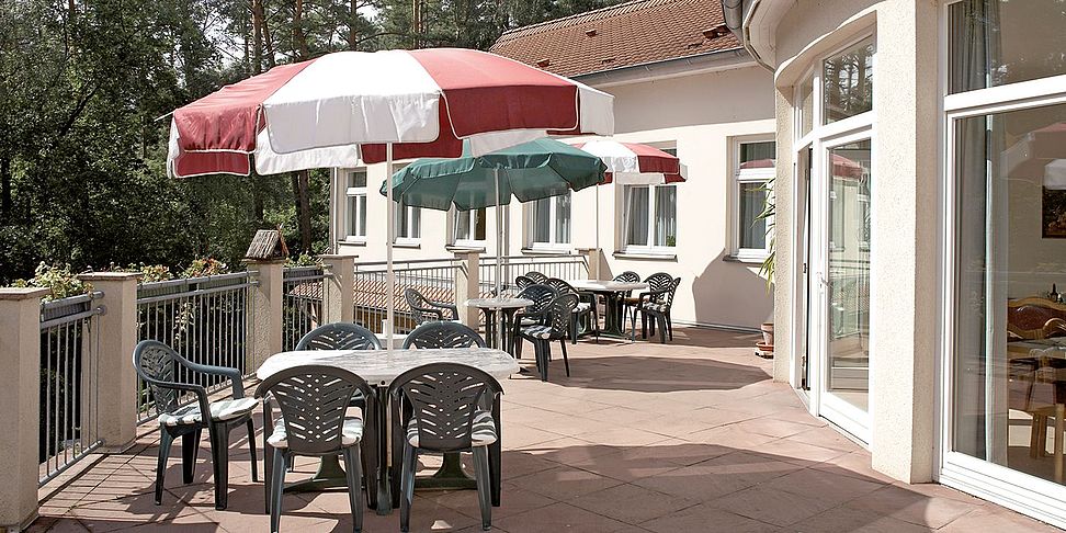 Frische Luft atmen auf der Terrasse des Pflegeheims Rüstow - Haus Pulverhof