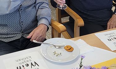Rosalinde und Klaus Fischer stoßen miteinander an.