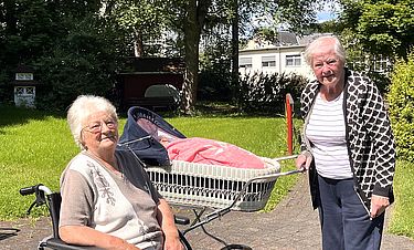 Der historische Kinderwagen erinnerte Elsbeth Comi (rechts) daran, wie sie einst die Christine durchs Dorf fuhr.
