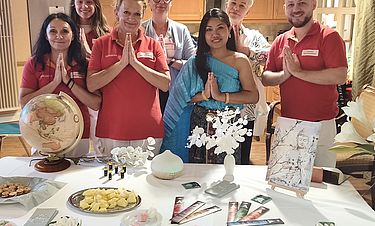 Mitarbeiterin Rachanee Hongjinda stellte den Senioren in der Kursana Villa Königstein ihr Herkunftsland Thailand vor.