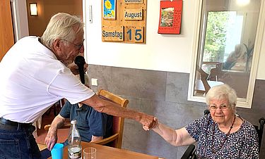 Mit Liedern von Udo Jürgens weckt Rudi Würth in Senioreneinrichtungen gute Laune und Erinnerungen. 