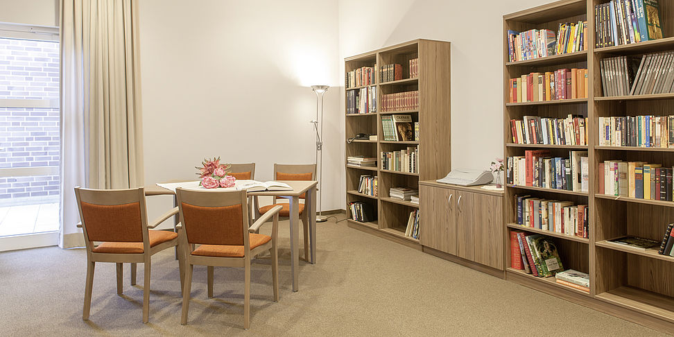 Umfangreiche Auswahl in der Bibliothek im Pflegeheim Kürten