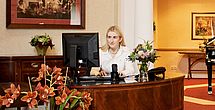 Im Pflegeheim haben die Mitarbeiter am Empfang immer ein offenes Ohr für die Senioren.