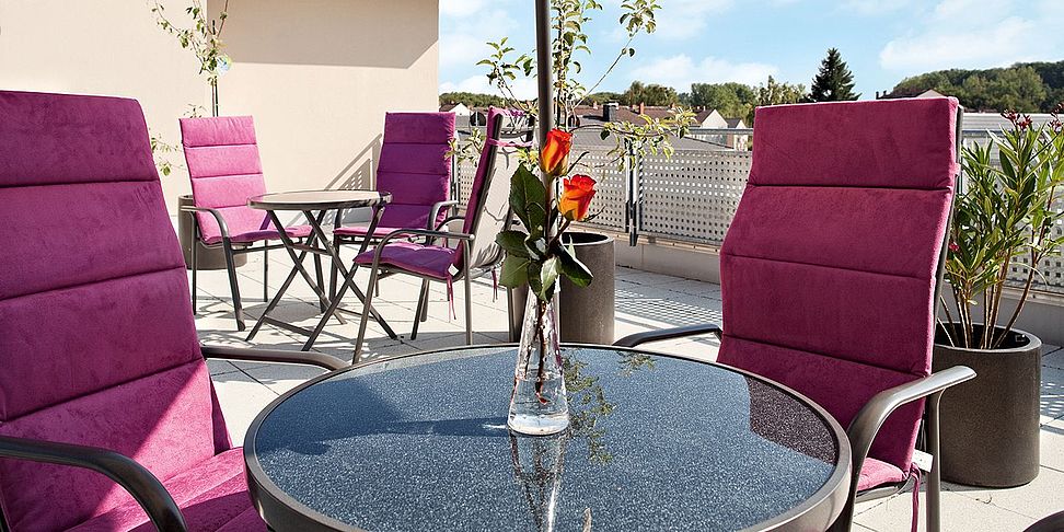 Frische Luft schnappen auf der Dachterrasse im Pflegeheim Dreieich