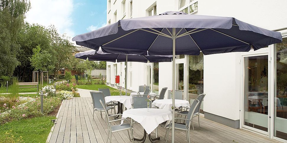 Auf der Terrasse des betreuten Wohnen im Pflegeheim Zwickau genießt man Kaffee und Kuchen.