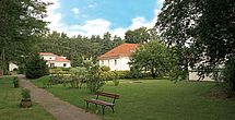 Schoen gestalteter Park im Pflegeheim Torgelow - Haus Waldsiedlung.