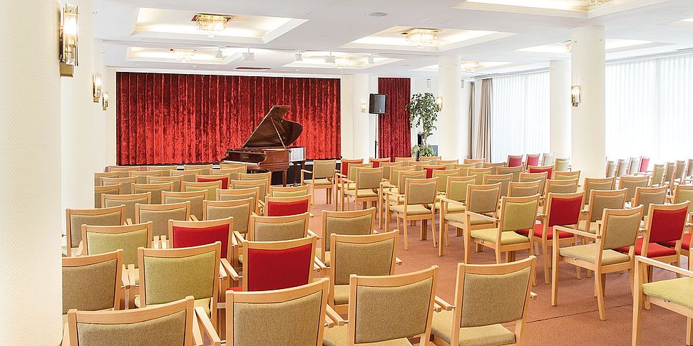 Der Gemeinschaftsraum dient als Treffpunkt in der Seniorenresidenz Hamburg