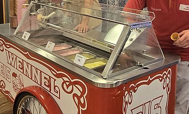 Der nostalgische Eiswagen von Wennel bringt den Senioren im Kursana Domizil ihre Lieblingssorten.