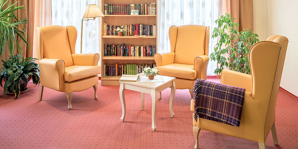 Ein gutes Buch aus der Bibliothek des Pflegeheims Meerane - Haus Ost - findet man immer.
