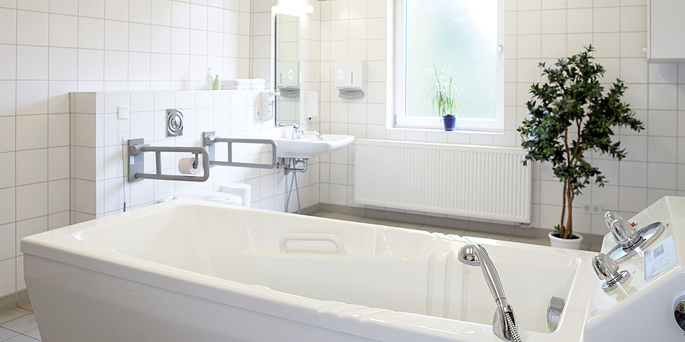 Genießen Sie ein Pflegebad im Stationsbad des Pflegeheims Rastow Haus Achterfeld