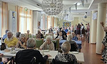 Die Senioren feierten im Kursana Domizil ein zünftiges Oktoberfest, bei dem geschunkelt, getanzt mitgesungen wurde. 