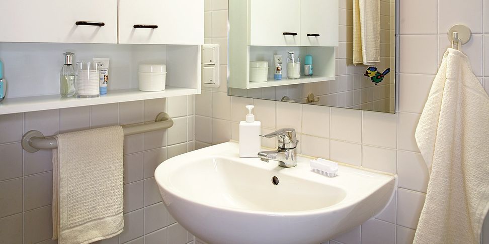 Die Zimmer im Pflegeheim Stralendorf verfuegen über barrierefreie Bäder.