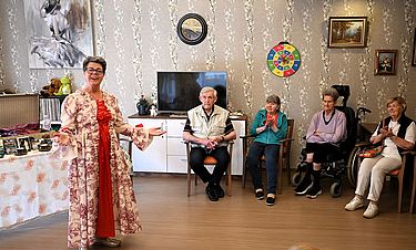 In Geschichten und Erinnerungen eintauchen: Die Märchenerzählerin Silvia Knapp zu Gast im Kursana Domizil Straelen. 