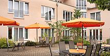 Auf der schoenen Terrasse im betreutes_Wohnen Pullach kann man es sich gut gehen lassen.