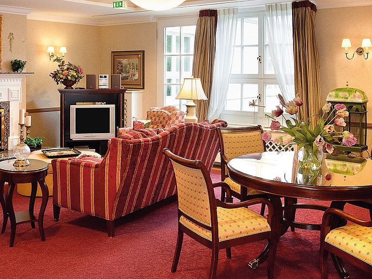 Das gemuetliche Kaminzimmer im betreuten Wohnen Bonn