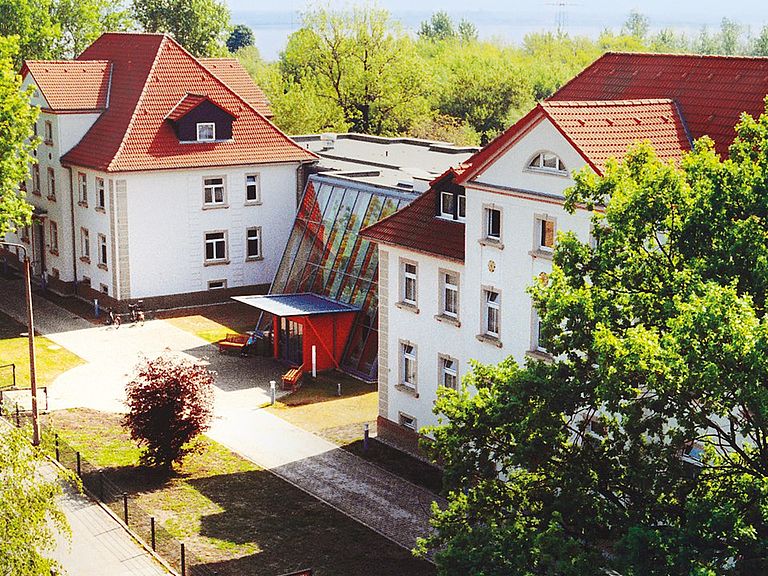 Das Pflegeheim Bitterfeld in der Frontalansicht