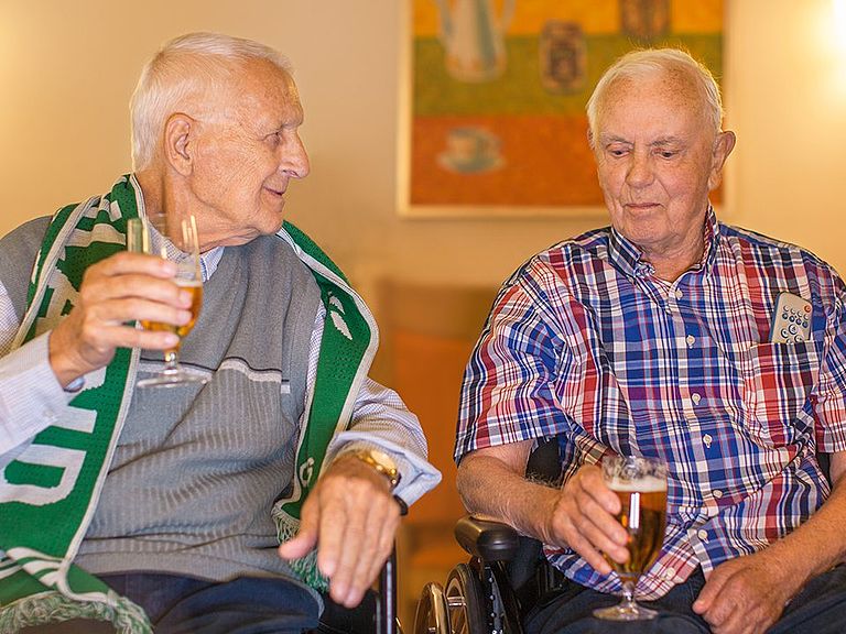 Maennerfreundschaften gibt es im Kursana Pflegeheim