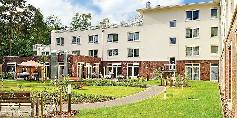 Flanieren im Garten des Pflegeheims Buchholz