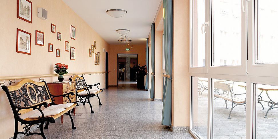 Helle und freundliche Flure im Pflegeheim in Weiden