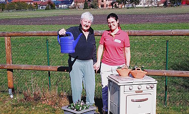 Personal und Bewohner kümmern sich gemeinsam um die Pflanzenpracht im Domizil. 