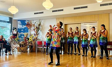 Musik und Tanz: Schülerinnen und Schüler der Erich-Kästner-Schule zu Gast im Kursana Domizil Wolfen. 